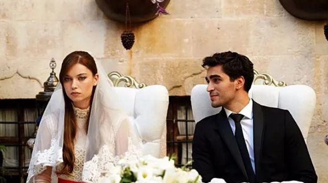 Афра Сарачоглу и Мерт Рамазан Демир из «Зимородка» продолжают отрицать свой роман