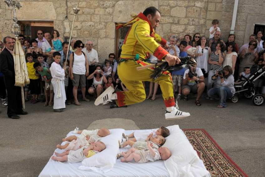 Журналистка Бердова рассказала о странной традиции испанцев перепрыгивать через младенцев