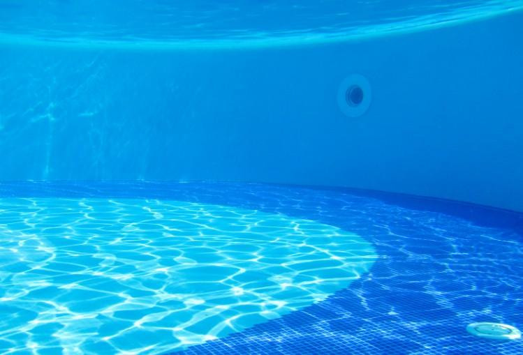 В Кирове закрыли бассейн из-за утонувшей в нём женщины
