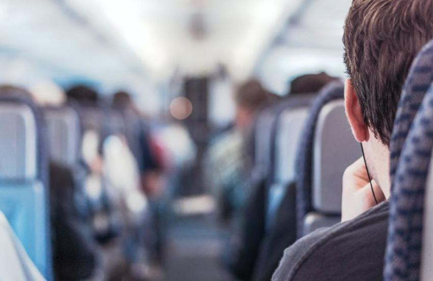 В Великобритании пассажир испражнился на пол в самолете и сорвал рейс