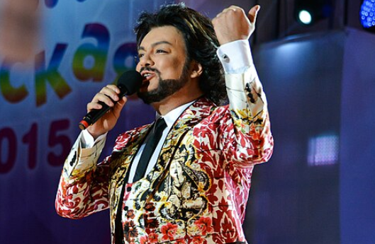 Филипп Киркоров намекнул на тайную свадьбу, засветив кольцо